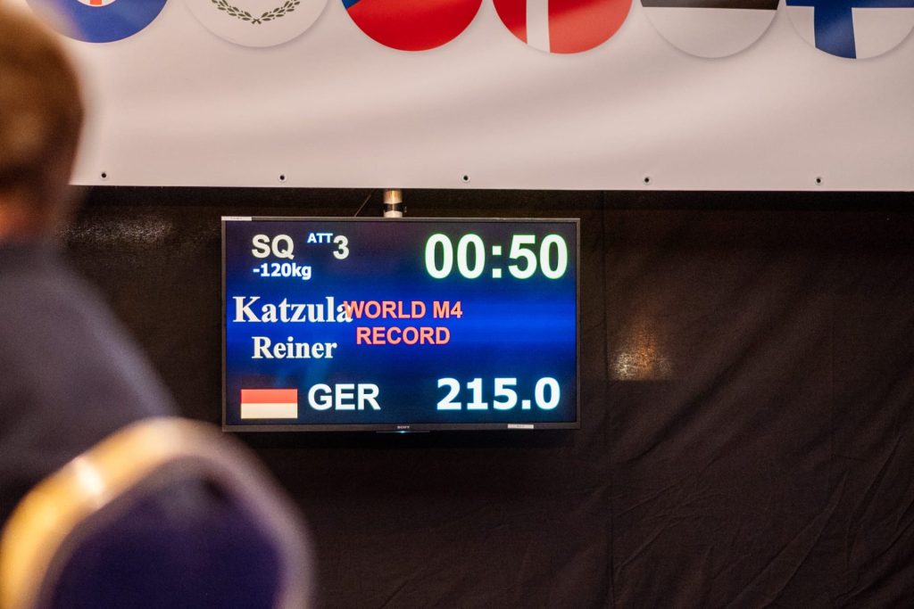 Eine digitale Anzeigetafel während eines Kraftdreikampf-Wettbewerbs